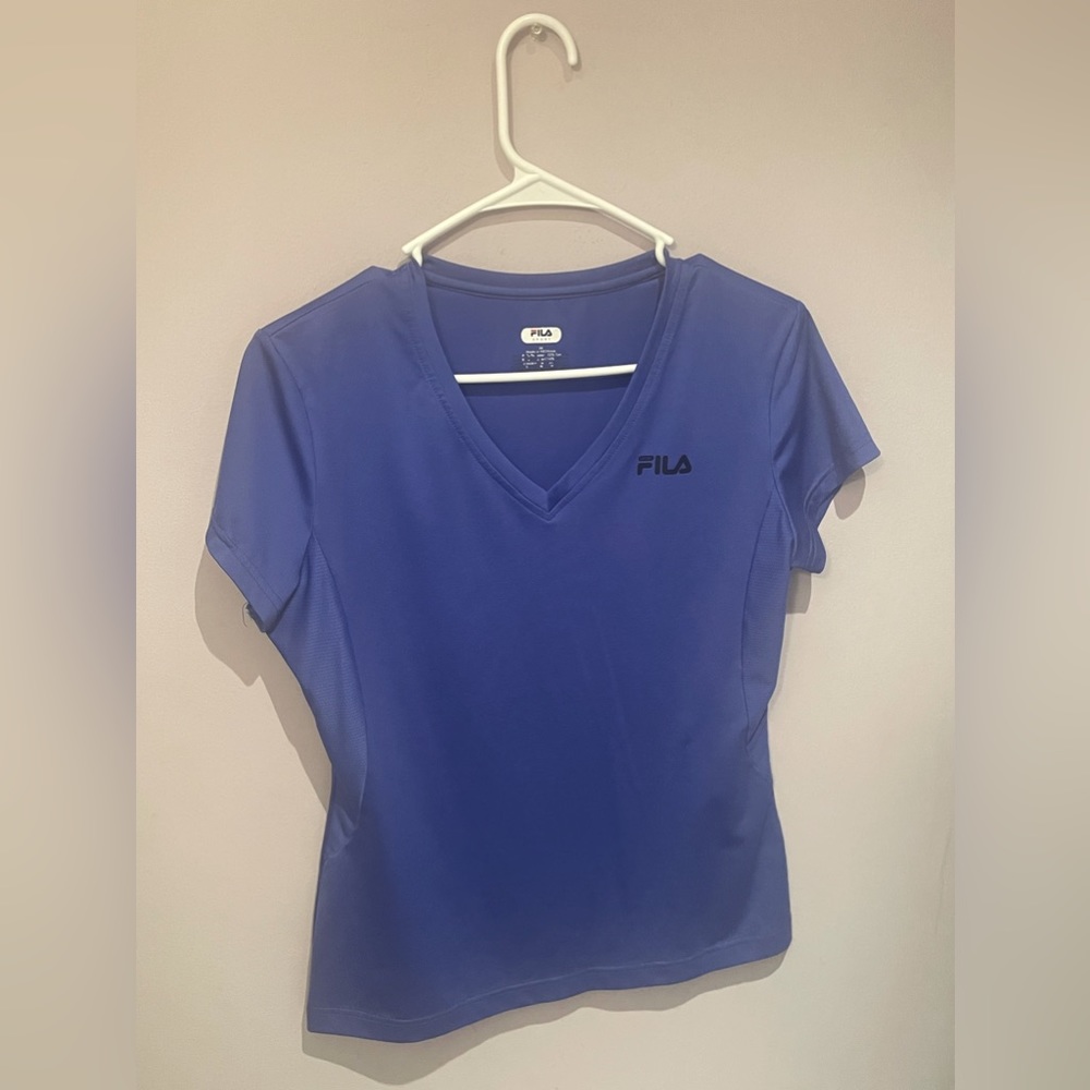 Women’s Size M Fila workout shirt barely used ! & in great condition 💜